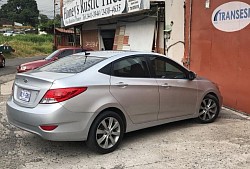 Hyundai accent blue sedan automátic