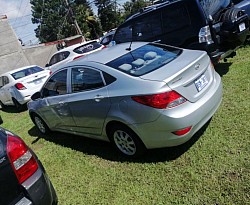 Hyundai accent blue sedan automátic